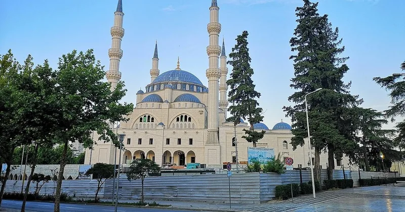 Tirana Highlights and Hidden Corners Walk